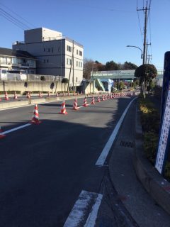 浦和越谷線及ぼび、裏の道も完全通行止めになっております。今年は木曽呂は完全に陸の孤島になっております。昨年は、浦和越谷線は車の通行が可能でしたが、今年は完全通行止めになっております。警備状況が毎年変わることと、先んじての情報を得ることがむずかしいため皆様にはご迷惑をお掛け致します。10時40分迄は規制がされるそうです。