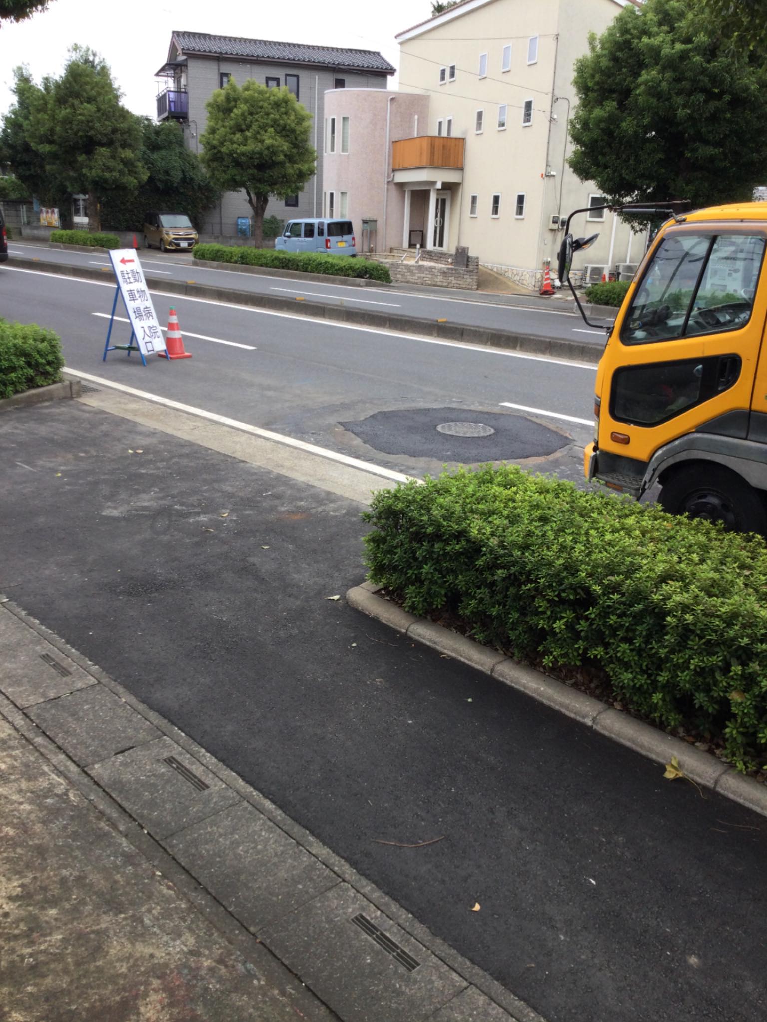 昨日は、工事の影響で来院された皆様に多大なご迷惑をお掛け致しました。
誠に申し訳ありませでした。  駐車場入り口の作業につきましては、問題がなければ終了との事です。
が、他の個所の作業の為、入り口手前に工事車両が停まっております。
何卒、ご協力の程お願い申し訳あげます。  木曽呂の森どうぶつ
院長　森田