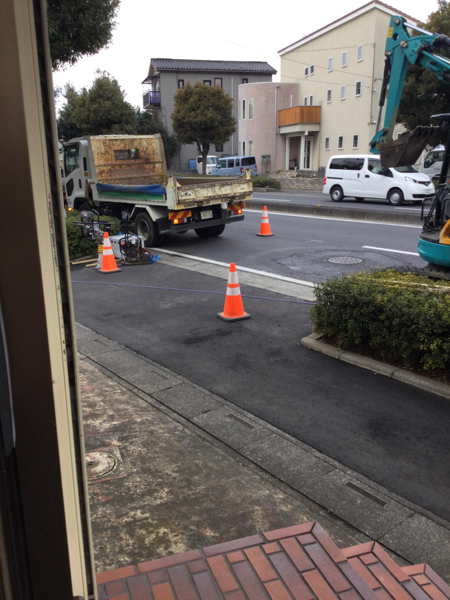 本日正面の駐車場入口が、工事のため車両通行ができなくなっております。
御来院予定の方につきましては横道からの入庫をお願いいたします。  ご不便をおかけいたしますが、何卒ご理解ご協力の程お願いいたします。
